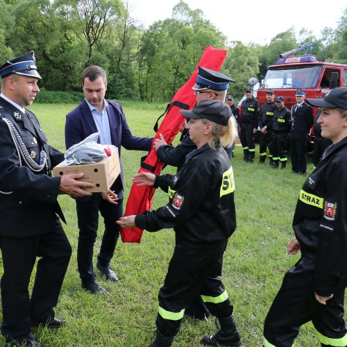 Przekazanie sprzętu dla Ochotniczych Straży Pożarnych